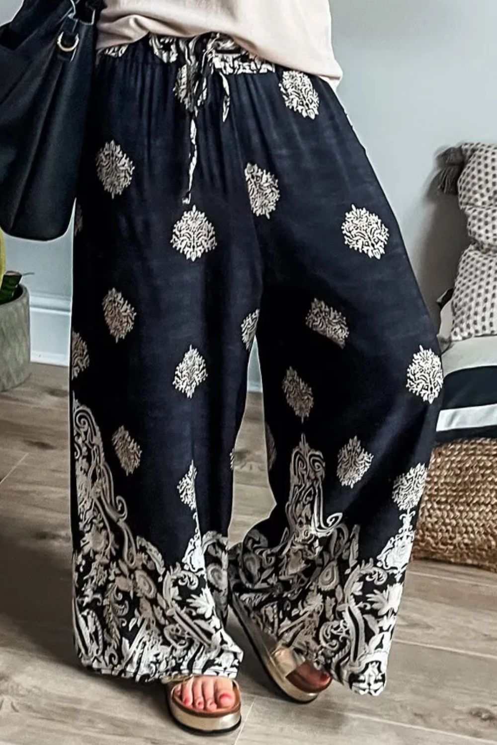 Printed Wide Leg Pants by SYNZ